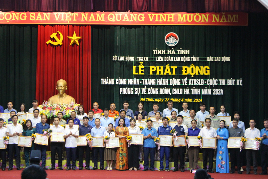 50 công nhân lao động tiêu biểu vinh dự nhận Bằng khen của Chủ tịch UBND tỉnh,