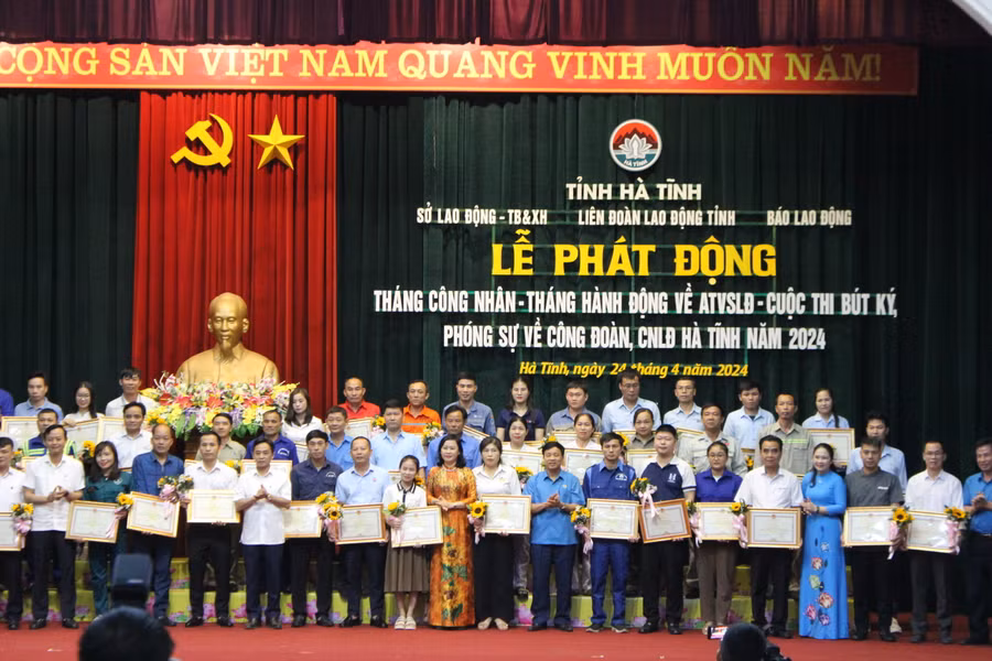 50 công nhân lao động tiêu biểu vinh dự nhận Bằng khen của Chủ tịch UBND tỉnh,