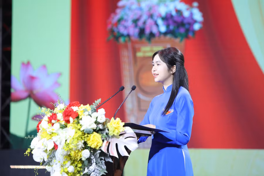 Em Hồ Phương Linh (Chi đoàn lớp 10 Anh 1, Trường THPT chuyên Hà Tĩnh) - đại diện thế hệ trẻ phát biểu. Em Hồ Phương Linh (Chi đoàn lớp 10 Anh 1, Trường THPT chuyên Hà Tĩnh) - đại diện thế hệ trẻ phát biểu.