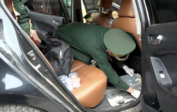 Phương tiện cùng các tang vật bị lực lượng Biên phòng Hà Tĩnh bắt giữ. (Ảnh: Minh Toàn) Phương tiện cùng các tang vật bị lực lượng Biên phòng Hà Tĩnh bắt giữ. (Ảnh: Minh Toàn)