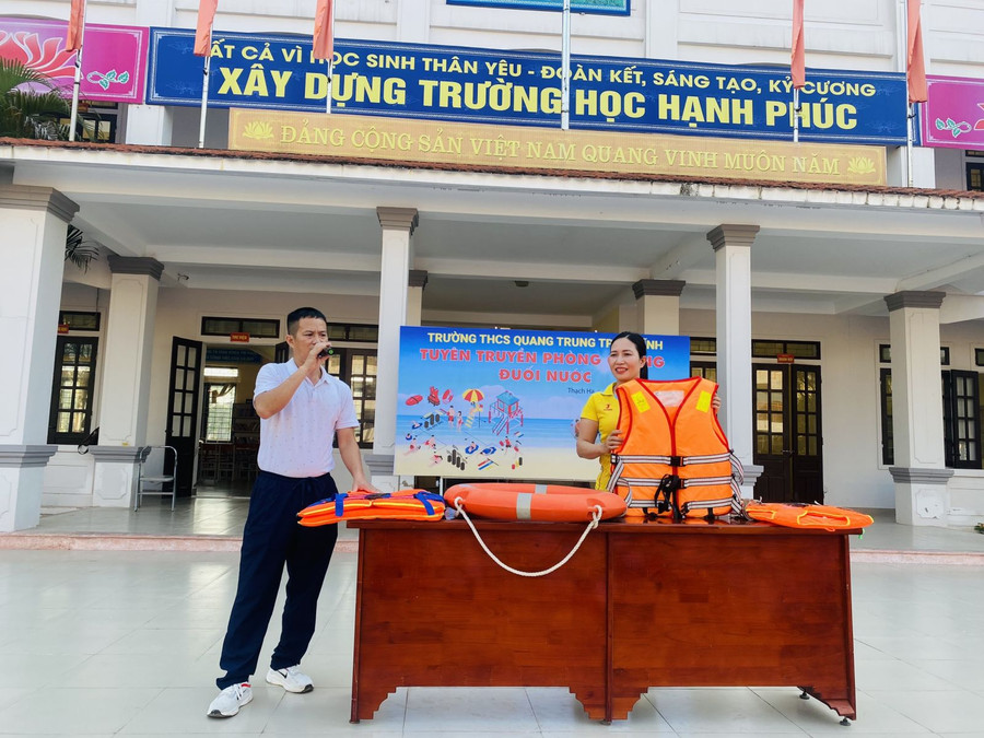 Tuyên truyền phòng chống đuối nước tại Trường THCS Quang Trung (TP Hà Tĩnh). Tuyên truyền phòng chống đuối nước tại Trường THCS Quang Trung (TP Hà Tĩnh).
