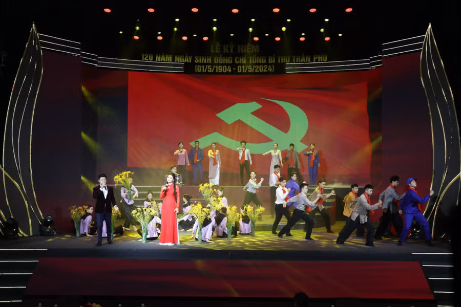 Các tiết mục nghệ thuật gây ấn tượng và xúc động tại chương trình. Các tiết mục nghệ thuật gây ấn tượng và xúc động tại chương trình.