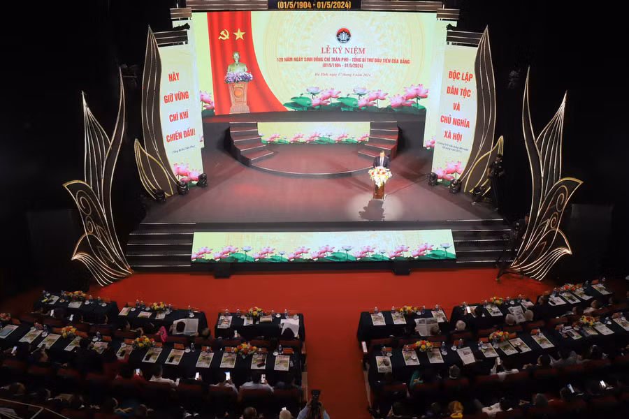 Toàn cảnh Lễ kỷ niệm 120 năm Ngày sinh Tổng Bí thư Trần Phú. Toàn cảnh Lễ kỷ niệm 120 năm Ngày sinh Tổng Bí thư Trần Phú.