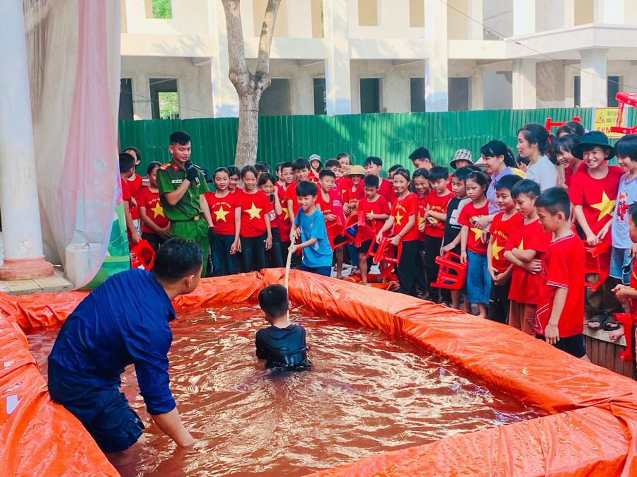 Công an xã Sơn Lâm (Hương Sơn, Hà Tĩnh) sử dụng bàn ghế cũ làm bể bơi để hướng kỹ năng phòng chống đuối nước. Công an xã Sơn Lâm (Hương Sơn, Hà Tĩnh) sử dụng bàn ghế cũ làm bể bơi để hướng kỹ năng phòng chống đuối nước.