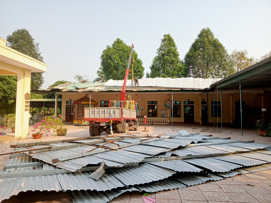 Số tôn này sẽ được quây làm rào chắn khu vực phòng học bị hư hỏng. Số tôn này sẽ được quây làm rào chắn khu vực phòng học bị hư hỏng.