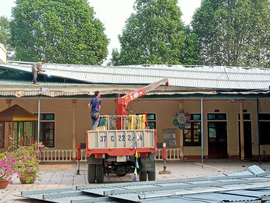 Nhà trường thuê máy móc dỡ bỏ mái tôn bị hỏng và thu dọn vật liệu. Nhà trường thuê máy móc dỡ bỏ mái tôn bị hỏng và thu dọn vật liệu.