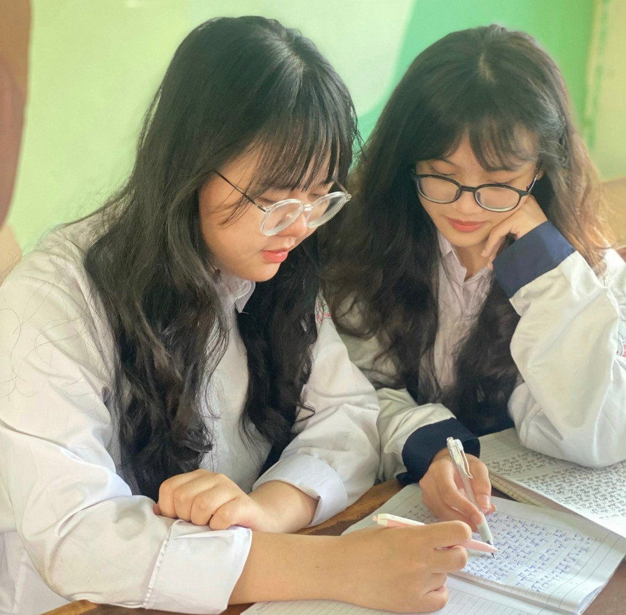 Thường xuyên trau dồi tiếng Anh, kiến thức xã hội giúp Quỳnh Anh làm tốt bài luận. Thường xuyên trau dồi tiếng Anh, kiến thức xã hội giúp Quỳnh Anh làm tốt bài luận.