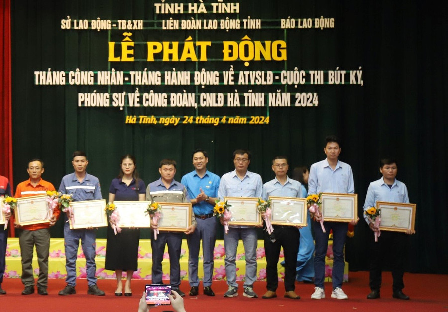 3 CNLĐ Formosa Hà Tĩnh nhận Bằng khen Chủ tịch UBND tỉnh Hà Tĩnh (ngoài cùng bên phải). 3 CNLĐ Formosa Hà Tĩnh nhận Bằng khen Chủ tịch UBND tỉnh Hà Tĩnh (ngoài cùng bên phải).