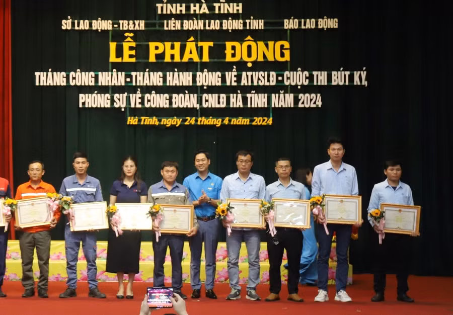 3 CNLĐ Formosa Hà Tĩnh nhận Bằng khen Chủ tịch UBND tỉnh Hà Tĩnh (ngoài cùng bên phải).