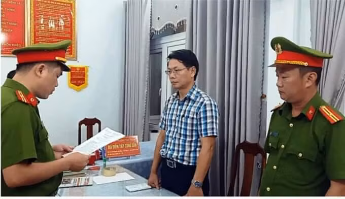 Cơ quan Điều tra đọc Quyết định khởi tố vụ án, khởi tố bị can đối với Trần Quang Kim Sơn.