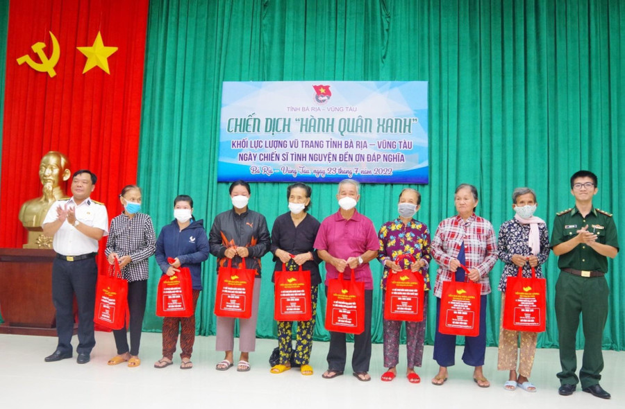 Cán bộ Hải đoàn Biên phòng 18 và Hải quân 129 tặng quà các gia đình chính sách, người có công với cách mạng trên địa bàn xã Hòa Long, thành phố Bà Rịa (Bà Rịa-Vũng Tàu).
