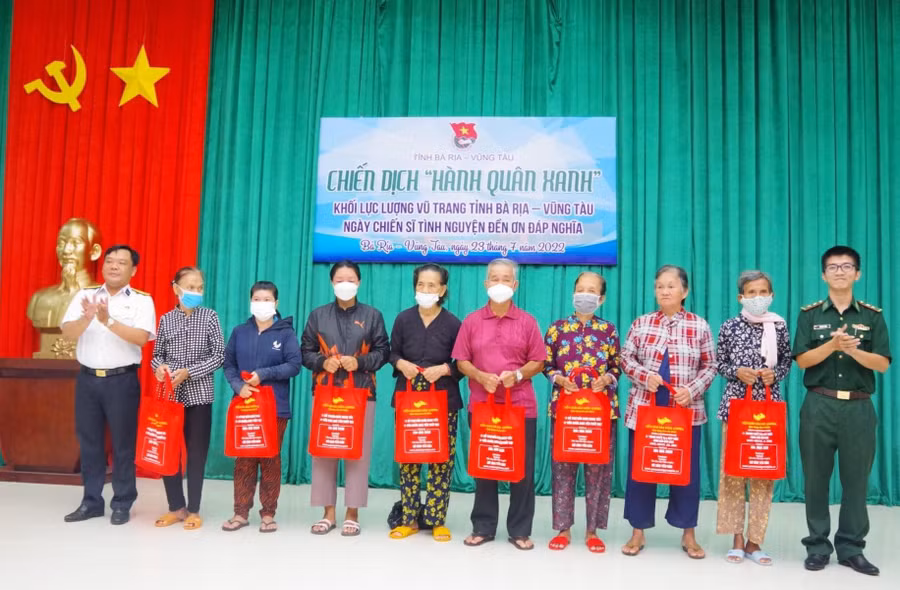 Cán bộ Hải đoàn Biên phòng 18 và Hải quân 129 tặng quà các gia đình chính sách, người có công với cách mạng trên địa bàn xã Hòa Long, thành phố Bà Rịa (Bà Rịa-Vũng Tàu).