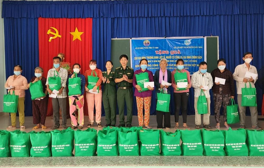 Hội phụ nữ Biên phòng Tây Ninh tặng quà cho các gia đình chính sách tại huyện Châu Thành (Tây Ninh).