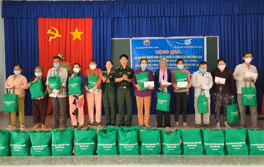 Hội phụ nữ Biên phòng Tây Ninh tặng quà cho các gia đình chính sách tại huyện Châu Thành (Tây Ninh).