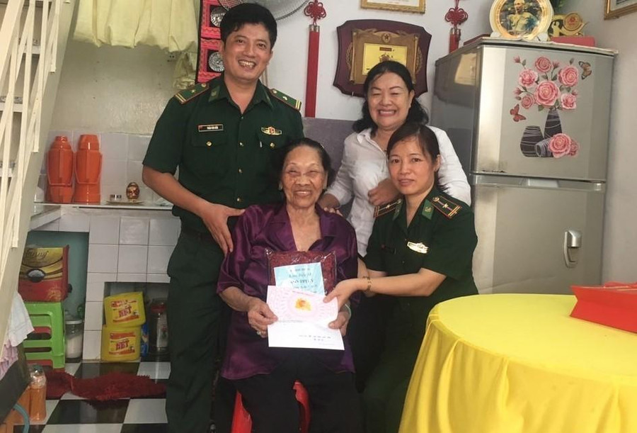 Cán bộ Biên phòng cửa khẩu cảng TPHCM thăm hỏi và tặng quà cho Mẹ Việt Nam Anh Hùng Sơn Thị Kỷ tại phường 3, quận Bình Thạnh (TPHCM).