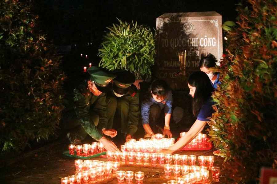 Lực lượng Biên phòng phối hợp với các đoàn viên thanh niên TPHCM thắp nến tri ân tại Nghĩa trang Liệt sĩ TP.