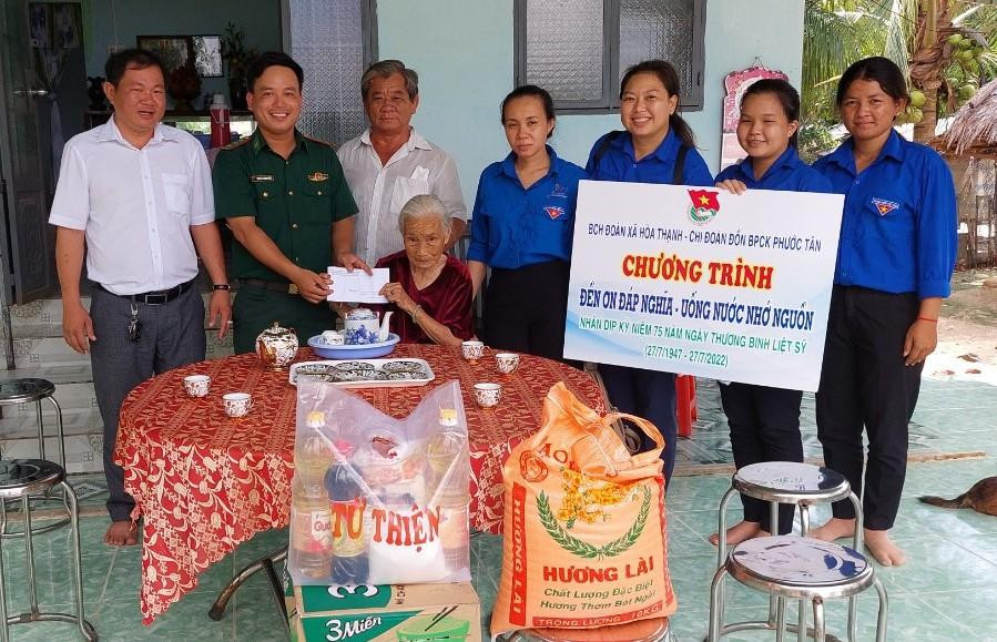 Chi đoàn đồn Biên phòng cửa khẩu Phước Tân phối hợp với Đoàn xã Hoà Thạnh tặng quà cho Mẹ Việt Nam Anh hùng trên địa bàn xã Hoà Thạnh, huyện Châu Thành (Tây Ninh).