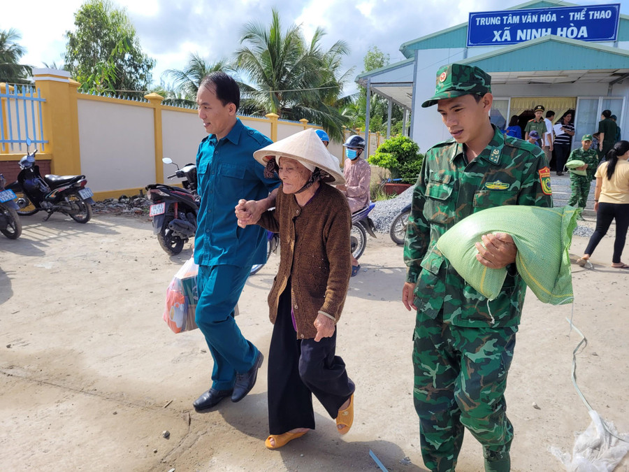 Lực lượng vũ trang tỉnh Bạc Liêu tặng quà cho các gia đình có hoàn cảnh khó khăn tại xã Ninh Hoà, huyện Hồng Dân (Bạc Liêu) dịp 27/7.