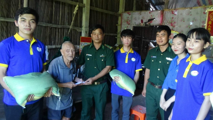 Bộ đội Biên phòng tỉnh Sóc Trăng thăm, tặng quà cho gia đình chính sách trên địa bàn huyện Trần Đề (Sóc Trăng).