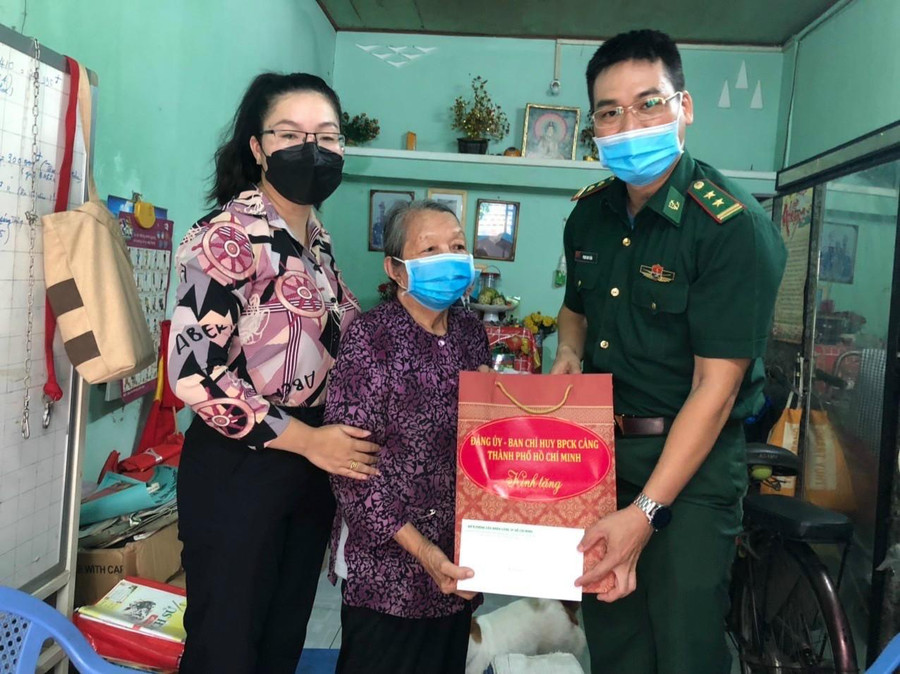Cán bộ Biên phòng cửa khẩu cảng TPHCM phối hợp với Hội liên hiệp phụ nữ quận 4 (TPHCM) thăm hỏi và tặng quà cho người có công với cách mạng trên địa bàn quận 4.