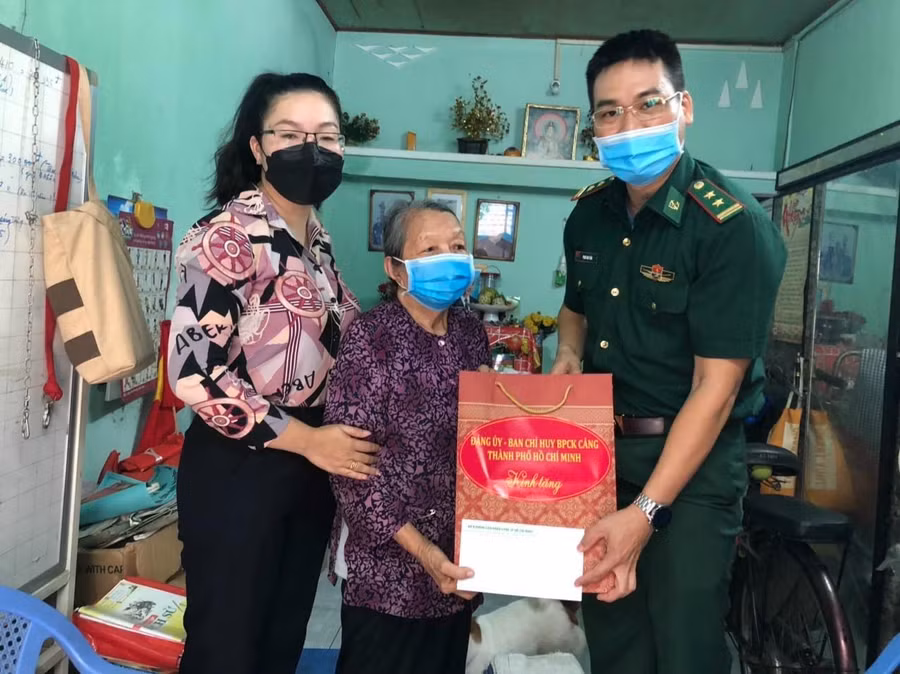 Cán bộ Biên phòng cửa khẩu cảng TPHCM phối hợp với Hội liên hiệp phụ nữ quận 4 (TPHCM) thăm hỏi và tặng quà cho người có công với cách mạng trên địa bàn quận 4.