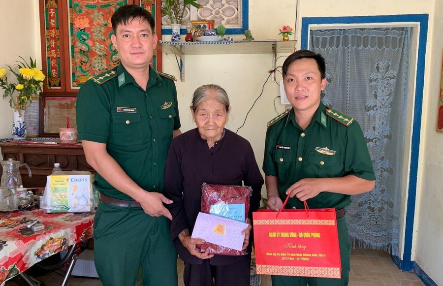 Cán bộ Biên phòng cửa khẩu cảng TPHCM thăm hỏi và tặng quà cho Mẹ Việt Nam anh hùng Trương Thị Xanh ở xã Phú Hữu, huyện Nhơn Trạch, tỉnh Đồng Nai.