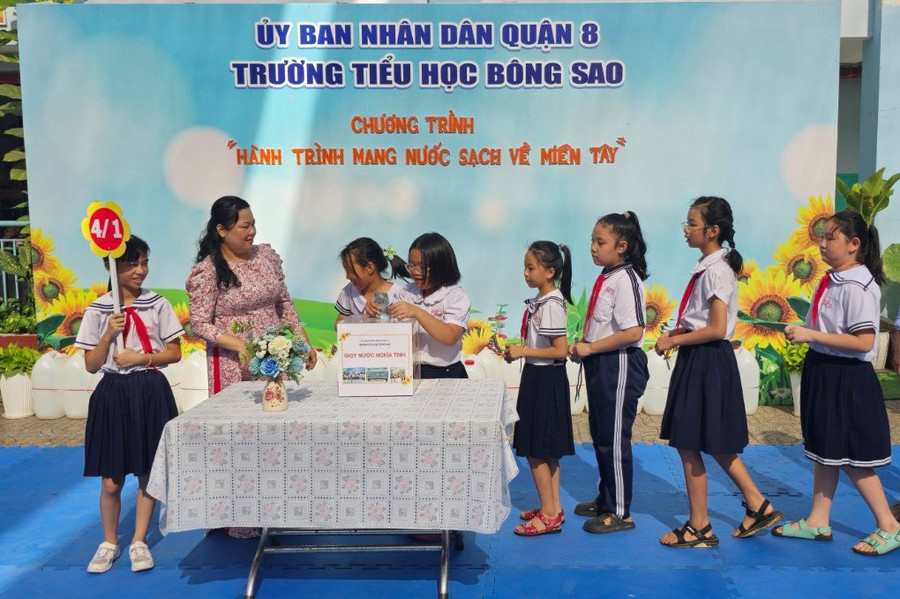 Học sinh quyên góp tại chương trình "Hành trình mang nước sạch về miền tây". Ảnh: NTCC.