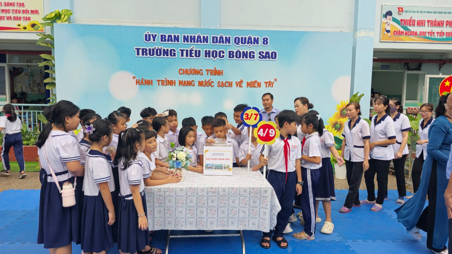 Học sinh tích cực hưởng ứng chương trình. Ảnh: NTCC