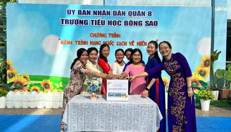 Chương trình &quot;Hành trình mang nước về miền Tây&quot; nhận được sự hưởng ứng nhiệt tình từ cán bộ, giáo viên, nhân viên nhà trường. Ảnh: NTCC.