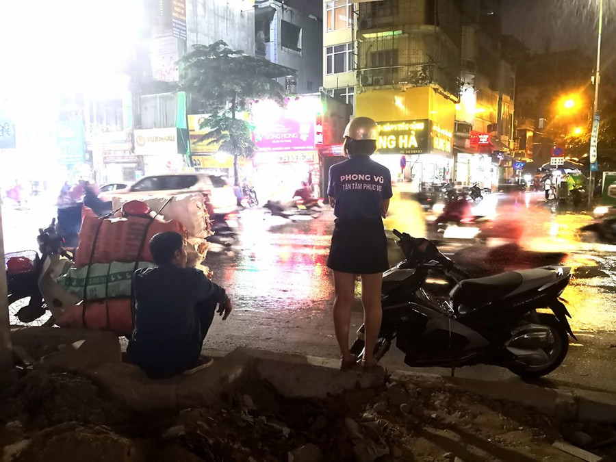 Không chỉ có mưa to, trong cơn dông có khả năng xảy ra lốc, sét và gió giật mạnh nên các phương tiện rất khó di chuyển tiếp. Không chỉ có mưa to, trong cơn dông có khả năng xảy ra lốc, sét và gió giật mạnh nên các phương tiện rất khó di chuyển tiếp.