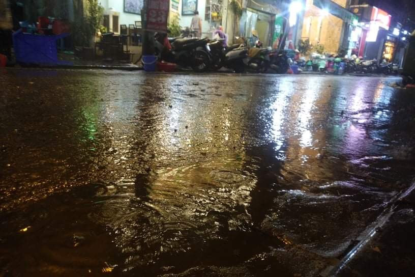 Cơn mưa xuất hiện vào đúng giờ tan tầm có lượng mưa cực lớn. Cơn mưa xuất hiện vào đúng giờ tan tầm có lượng mưa cực lớn.