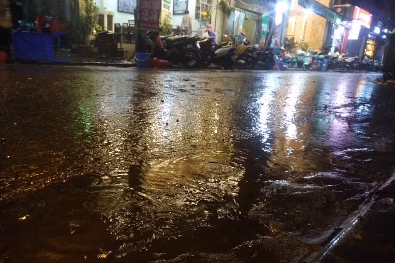 Cơn mưa xuất hiện vào đúng giờ tan tầm có lượng mưa cực lớn.