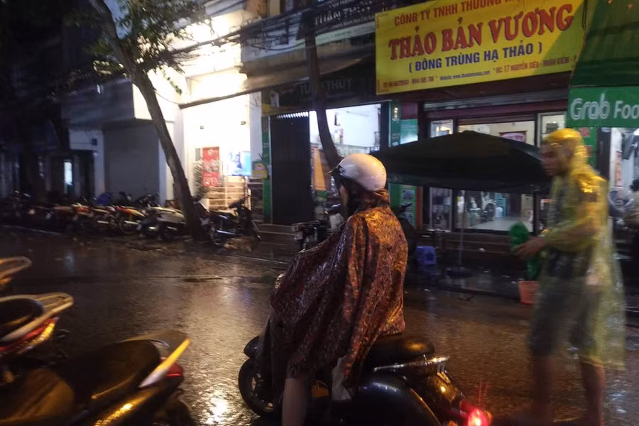 Trước đó, Trung tâm Dự báo Khí tượng Thủy văn Trung ương đã cảnh báo có một vùng mây đối lưu từ phía tây nam Hà Nội đang phát triển và mở rộng về phía Đông Bắc.