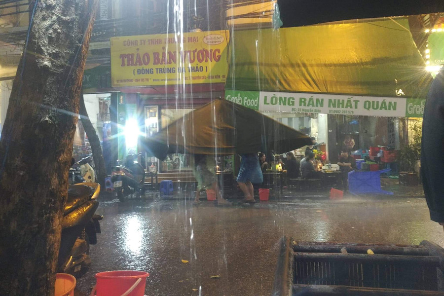 Chiều nay (4/6), khu vực Hà Nội bất ngờ đón cơn mưa dông lớn. Chiều nay (4/6), khu vực Hà Nội bất ngờ đón cơn mưa dông lớn.