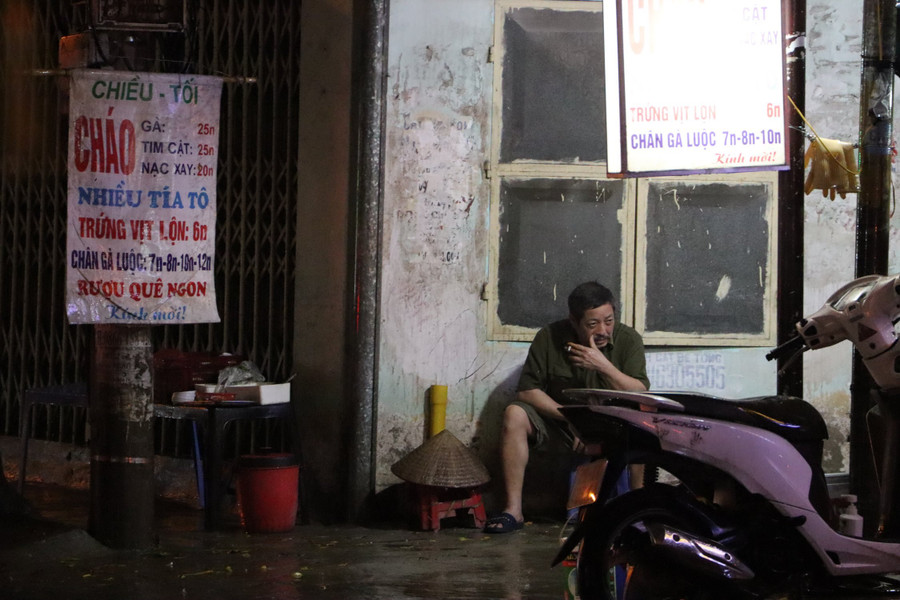 Nhiều người đi đường đã phải dừng lại chờ cho hết mưa mới tiếp tục di chuyển. Nhiều người đi đường đã phải dừng lại chờ cho hết mưa mới tiếp tục di chuyển.