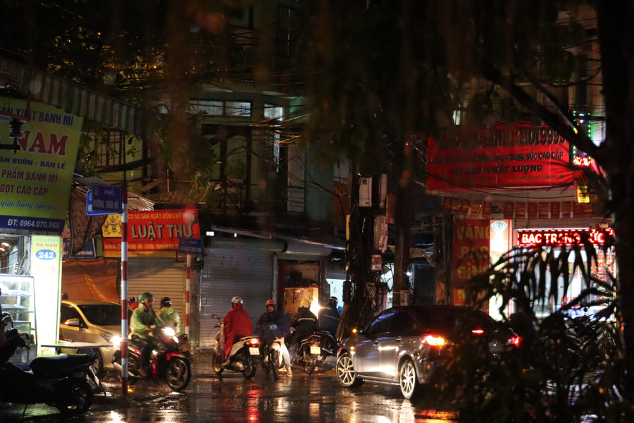 Cơn mưa kéo dài khoảng 1 giờ đồng hồ. Mặc dù mưa lớn nhưng tđường phố Hà Nội không xảy ra hiện tượng ngập úng. Cơn mưa kéo dài khoảng 1 giờ đồng hồ. Mặc dù mưa lớn nhưng tđường phố Hà Nội không xảy ra hiện tượng ngập úng.