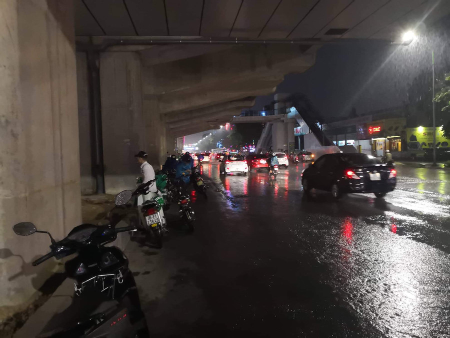 ...nên đã bất chấp nguy hiểm dừng lại ngay dưới bất cứ mái che nào kể cả giữa đường để trú mưa. ...nên đã bất chấp nguy hiểm dừng lại ngay dưới bất cứ mái che nào kể cả giữa đường để trú mưa.