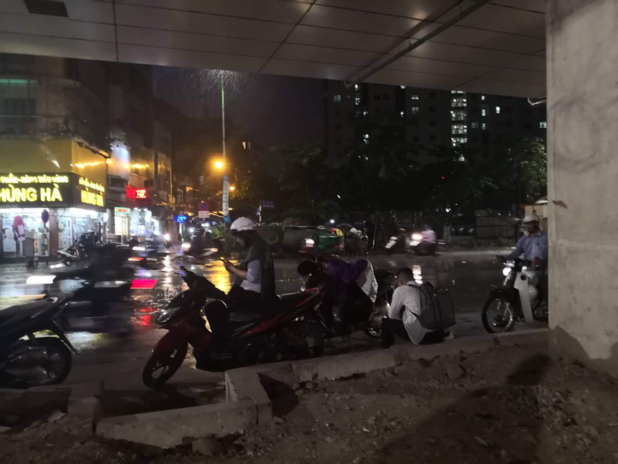 Do mưa lớn bất chợt, nhiều người đi đường không kịp chuẩn bị phương án đề phòng... Do mưa lớn bất chợt, nhiều người đi đường không kịp chuẩn bị phương án đề phòng...