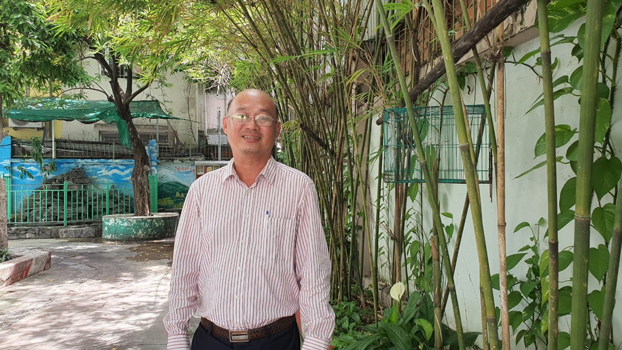 Thầy Văn Nhật Phương, Hiệu trưởng Trường tiểu học Lê Đình Chinh.