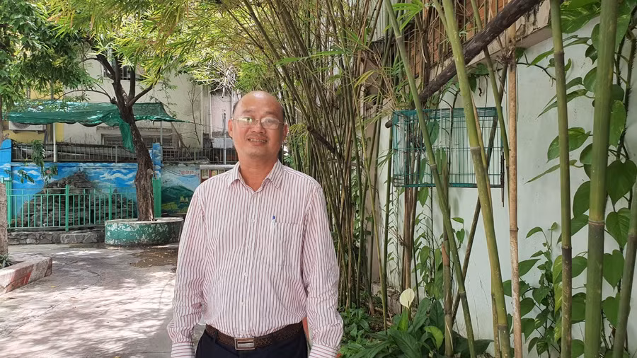 Thầy Văn Nhật Phương, Hiệu trưởng Trường tiểu học Lê Đình Chinh.