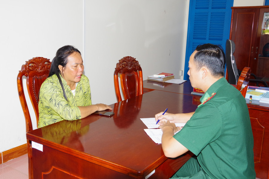 Tổ công tác lấy lời khai đối tượng Trần Thị Thương.