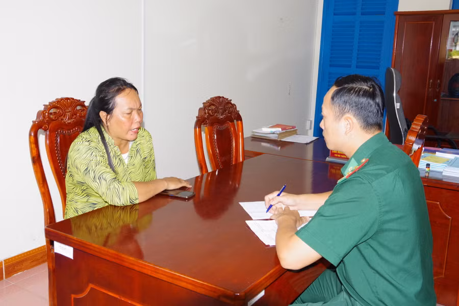 Tổ công tác lấy lời khai đối tượng Trần Thị Thương.