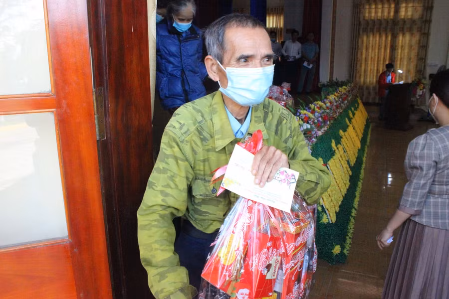 Những phần quà thể hiện sự quan tâm, chia sẻ của cộng đồng đến người khó khăn trong xã hội mỗi dịp Tết đến Xuân về