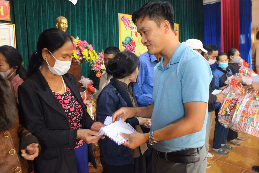 ...ủng hộ 100 suất quà đến người dân vùng rốn lũ Cẩm Vịnh