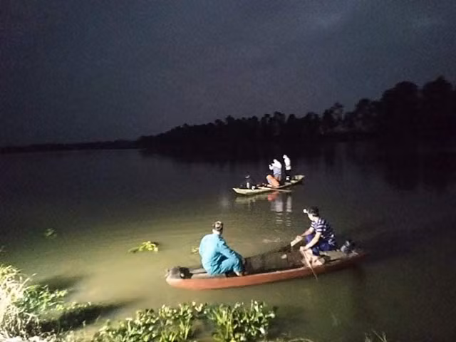 Chính quyền xã Tùng Lộc và người dân tìm kiếm tung tích nạn nhân sau vụ lật thuyền