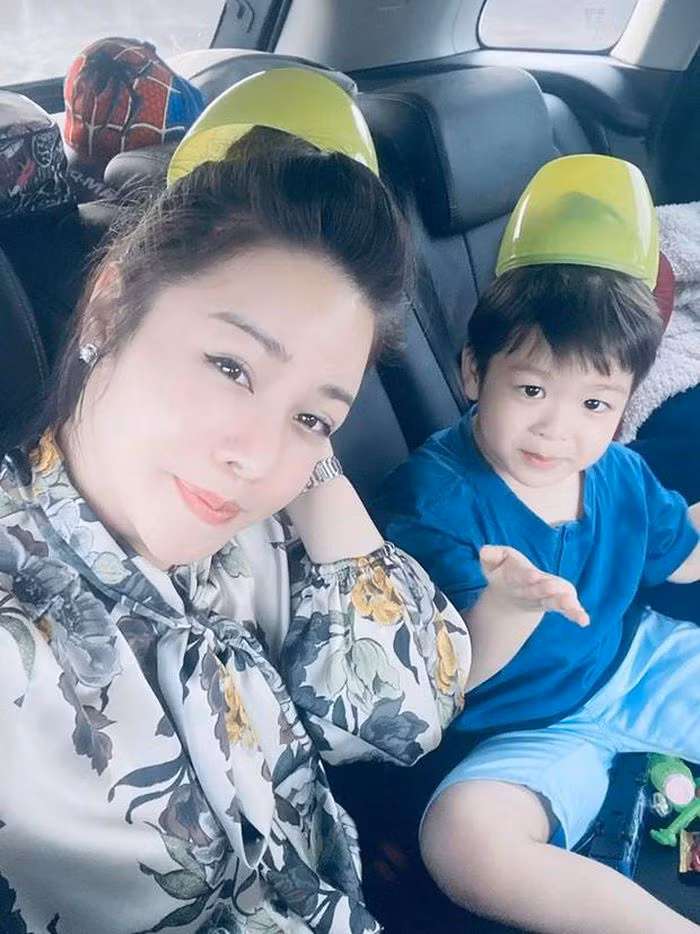 Nhật Kim Anh và con trai.