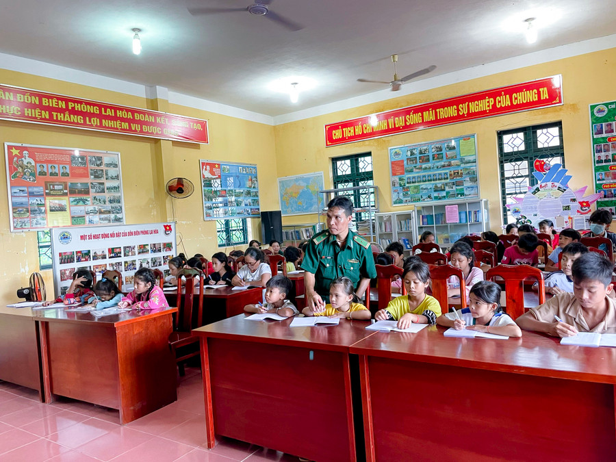 Cán bộ đồn Biên phòng Lai Hòa trực tiếp giảng dạy cho các em học sinh.