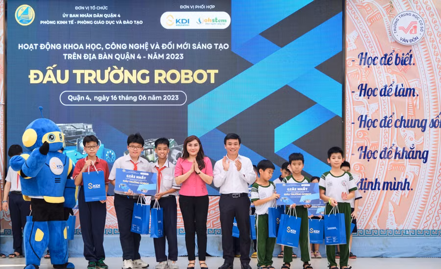 Hai đội xuất sắc giành Giải Nhất cuộc thi “Đấu trường Robot”.