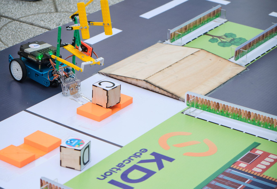 Robot thực hiện gắp và di chuyển các khối nhiệm vụ trên sa bàn.