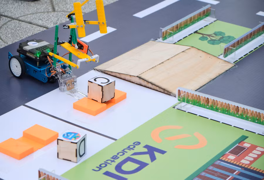 Robot thực hiện gắp và di chuyển các khối nhiệm vụ trên sa bàn.